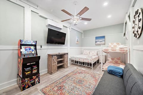 Cozy beach house with ocean views, fire pit and game room House in Galveston Island