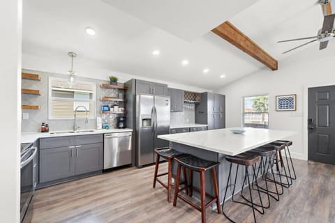 Modern Beach House With Luxury Bath Close to Ocean House in Galveston Island