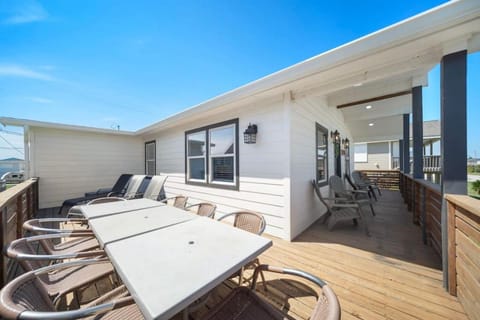 Modern Beach House With Luxury Bath Close to Ocean House in Galveston Island