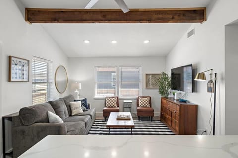 Modern Beach House With Luxury Bath Close to Ocean House in Galveston Island