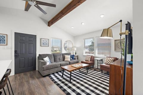 Modern Beach House With Luxury Bath Close to Ocean House in Galveston Island