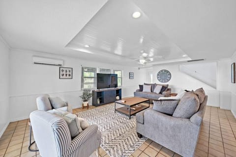 Tranquil Home with Private, Texas-Shaped Pool House in San Leon