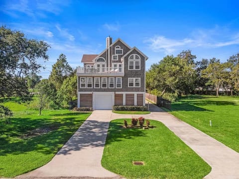 Stunning bayfront home with spacious deck and incredible Galveston Bay views House in La Porte