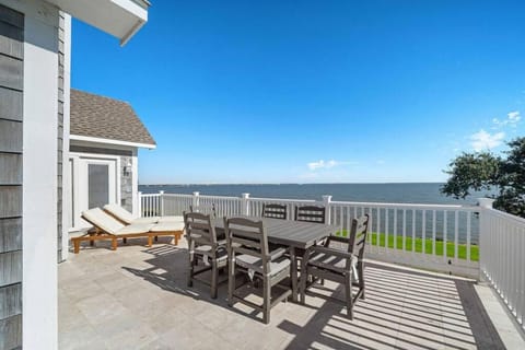 Stunning bayfront home with spacious deck and incredible Galveston Bay views House in La Porte