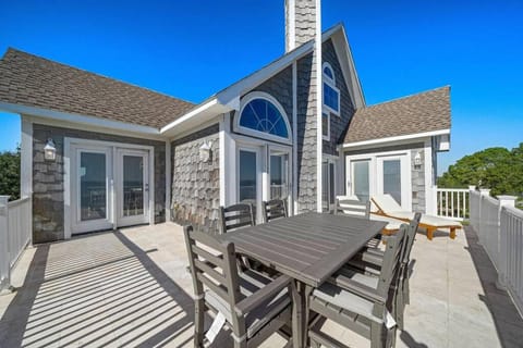 Stunning bayfront home with spacious deck and incredible Galveston Bay views House in La Porte