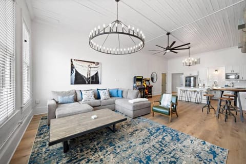 Spacious Loft, Close to The Strand, Port, and Beach Apartment in Texas City