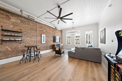 Spacious Loft, Close to The Strand, Port, and Beach Apartment in Texas City
