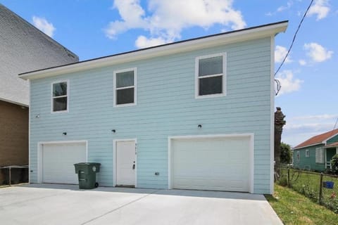 2 Houses Prime Location Near The Strand and Beach House in Galveston Island