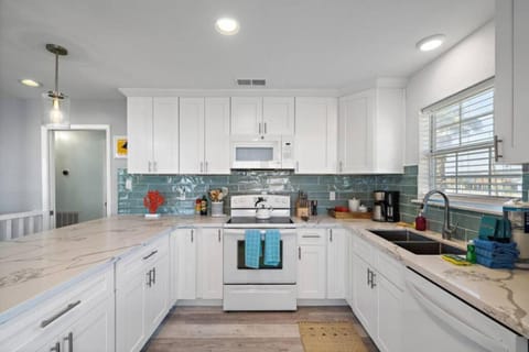 Beach Home with Cowboy Pool, Big Deck and Ocean View House in Galveston Island