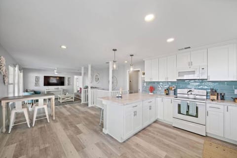 Beach Home with Cowboy Pool, Big Deck and Ocean View House in Galveston Island