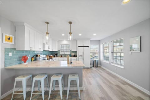 Beach Home with Cowboy Pool, Big Deck and Ocean View House in Galveston Island