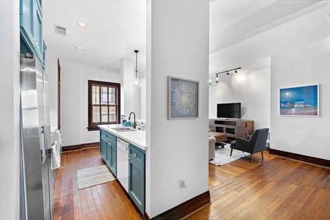 Historic loft in the heart of lively downtown Galveston and close to the Strand Apartment in Texas City