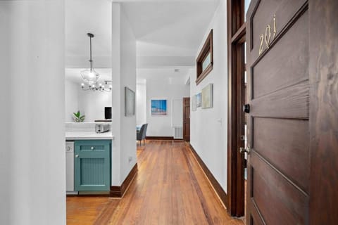 Historic loft in the heart of lively downtown Galveston and close to the Strand Apartment in Texas City