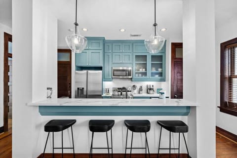 Historic loft in the heart of lively downtown Galveston and close to the Strand Apartment in Texas City