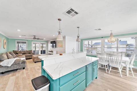 Waterfront canal with stunning pool and direct fishing access House in Galveston Island