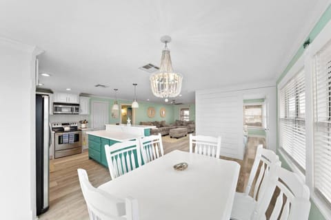 Waterfront canal with stunning pool and direct fishing access House in Galveston Island