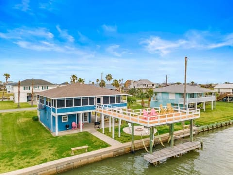 Waterfront canal with stunning pool and direct fishing access House in Galveston Island