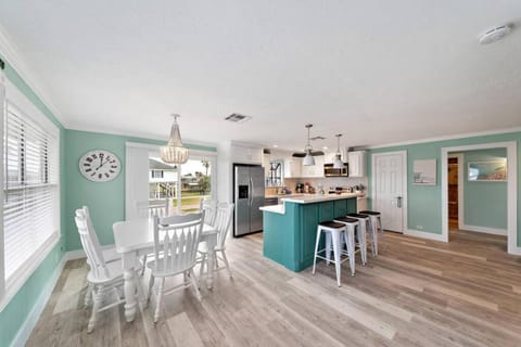 Waterfront canal with stunning pool and direct fishing access House in Galveston Island