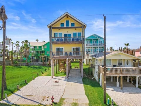 Beach House Located Steps from the Beach House in Galveston Island