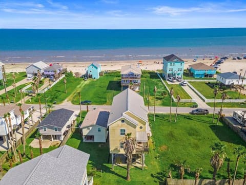 Beach House Located Steps from the Beach House in Galveston Island