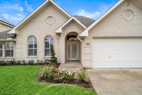 Pool Paradise in Kemah next to Cien Park and minutes from fun at the Kemah Boardwalk House in Kemah