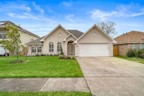 Pool Paradise in Kemah next to Cien Park and minutes from fun at the Kemah Boardwalk House in Kemah