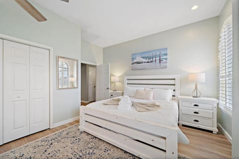 Pool Paradise in Kemah next to Cien Park and minutes from fun at the Kemah Boardwalk House in Kemah