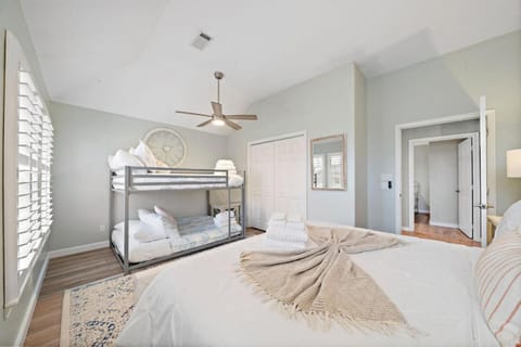 Pool Paradise in Kemah next to Cien Park and minutes from fun at the Kemah Boardwalk House in Kemah