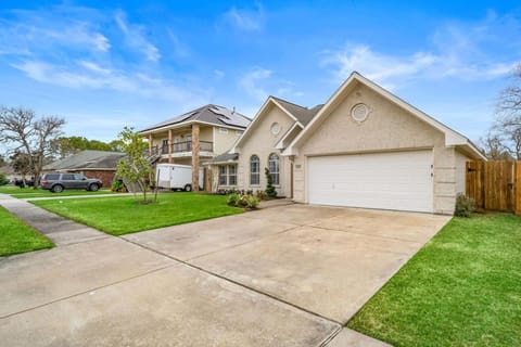 Pool Paradise in Kemah next to Cien Park and minutes from fun at the Kemah Boardwalk House in Kemah