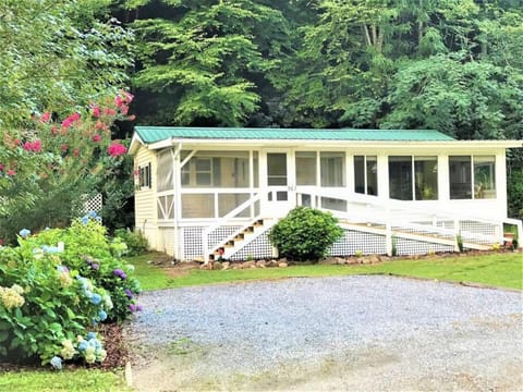 Streams & Dreams - Hidden River Gem, Mountain Views, Fishing, and Hiking! House in Swain County