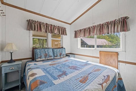 Streams & Dreams - Hidden River Gem, Mountain Views, Fishing, and Hiking! House in Swain County