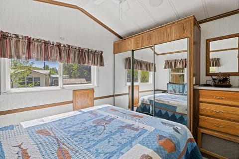 Streams & Dreams - Hidden River Gem, Mountain Views, Fishing, and Hiking! House in Swain County