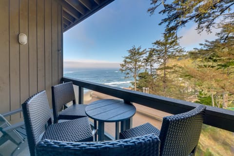 Fish and Whale Watch Otter Rock Gem with Beach Access Apartment in Otter Rock