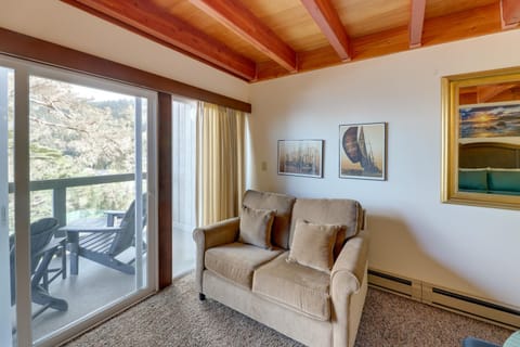 Steps to Otter Crest Beach Studio with Resort Perks Apartment in Otter Rock