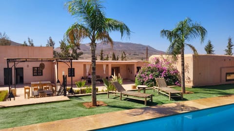 Property building, Patio, Natural landscape, Garden, Mountain view, Swimming pool, sunbed
