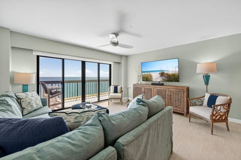 Renovated direct oceanfront condo with spacious balcony, heated pool, and garage parking House in Daytona Beach