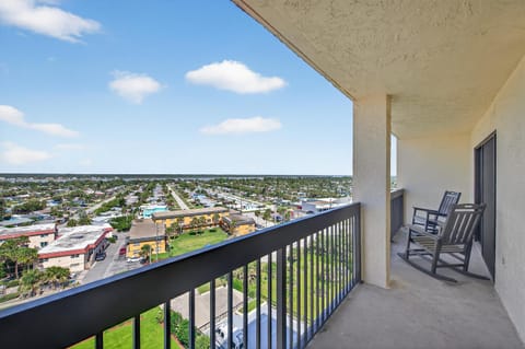 New Listing! Fully renovated with a sunset view, beachfront property with a heated pool House in Daytona Beach