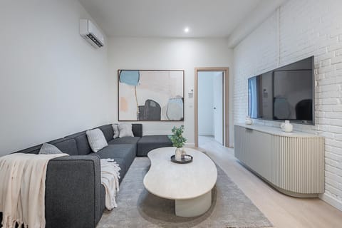 Communal lounge/ TV room, TV and multimedia, Living room, Seating area, air conditioner