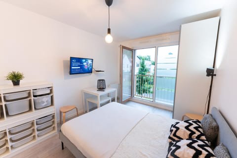Bed, TV and multimedia, Bedroom