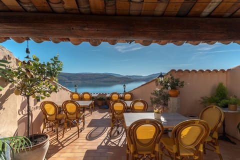 Property building, Balcony/Terrace, Living room