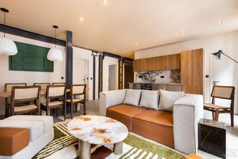 Kitchen or kitchenette, Living room, Seating area, Dining area