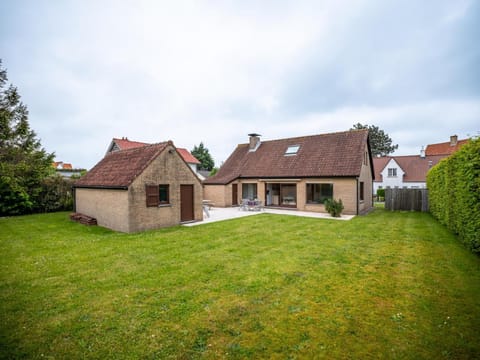 Property building, Summer, Garden