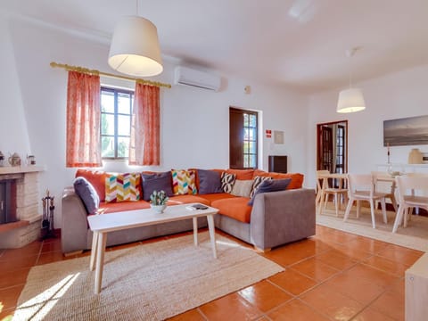 TV and multimedia, Living room, Seating area, Dining area, air conditioner