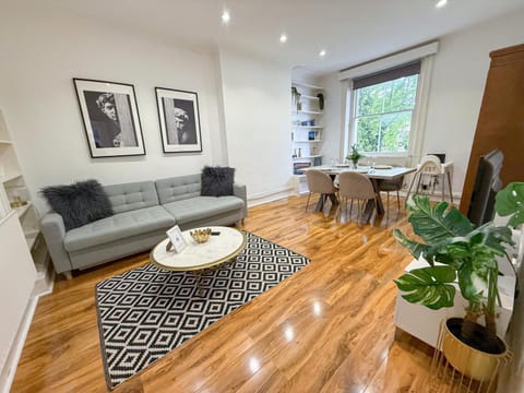 Property building, TV and multimedia, View (from property/room), Living room, Decorative detail, Seating area, Dining area, flat iron, heating, internet