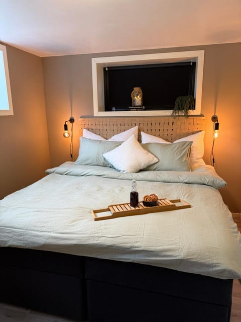 Bed, Photo of the whole room, Bedroom