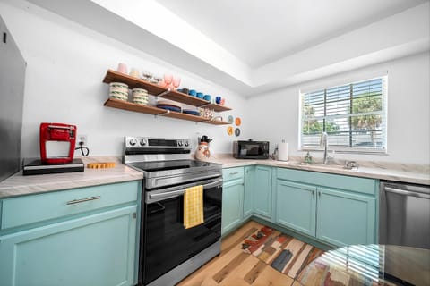 Coffee/tea facilities, Kitchen or kitchenette, dishwasher, oven, stove, toaster