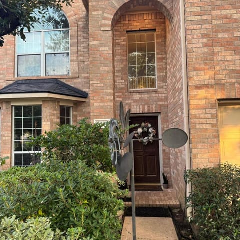 Property building, Facade/entrance, Garden, Garden view