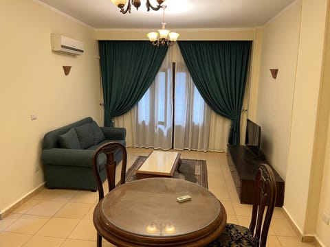 TV and multimedia, Living room, Seating area, Dining area, air conditioner