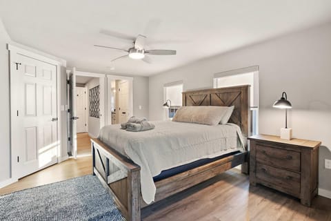 Eastside Estate-Quiet Neighborhood-5 mi to U of A House in Fayetteville