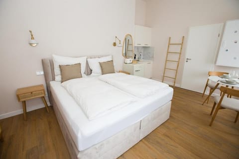 Bed, Kitchen or kitchenette, Photo of the whole room, Dining area, Bedroom